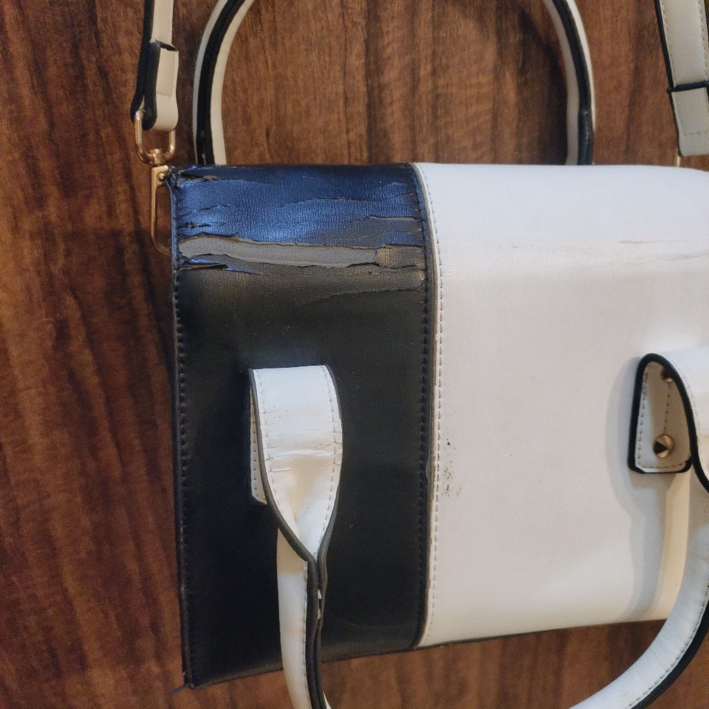White and black spacious bag - Picture 16 of 16